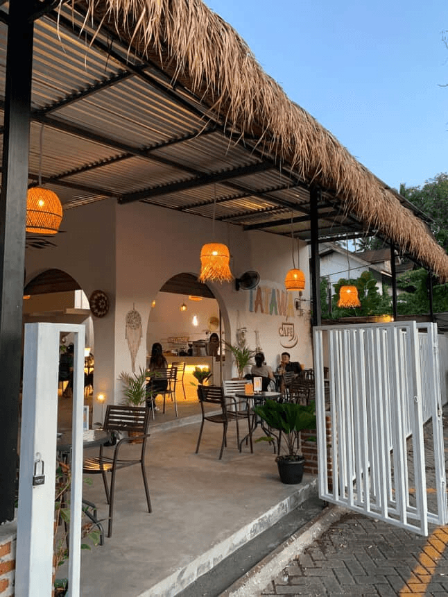 Suasana cozy TATAWA CAFE Manado - Tempat nongkrong terbaik di Mapanget